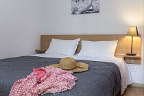 L'Ouillon - slaapkamer met lamp en 2-persoonsbed